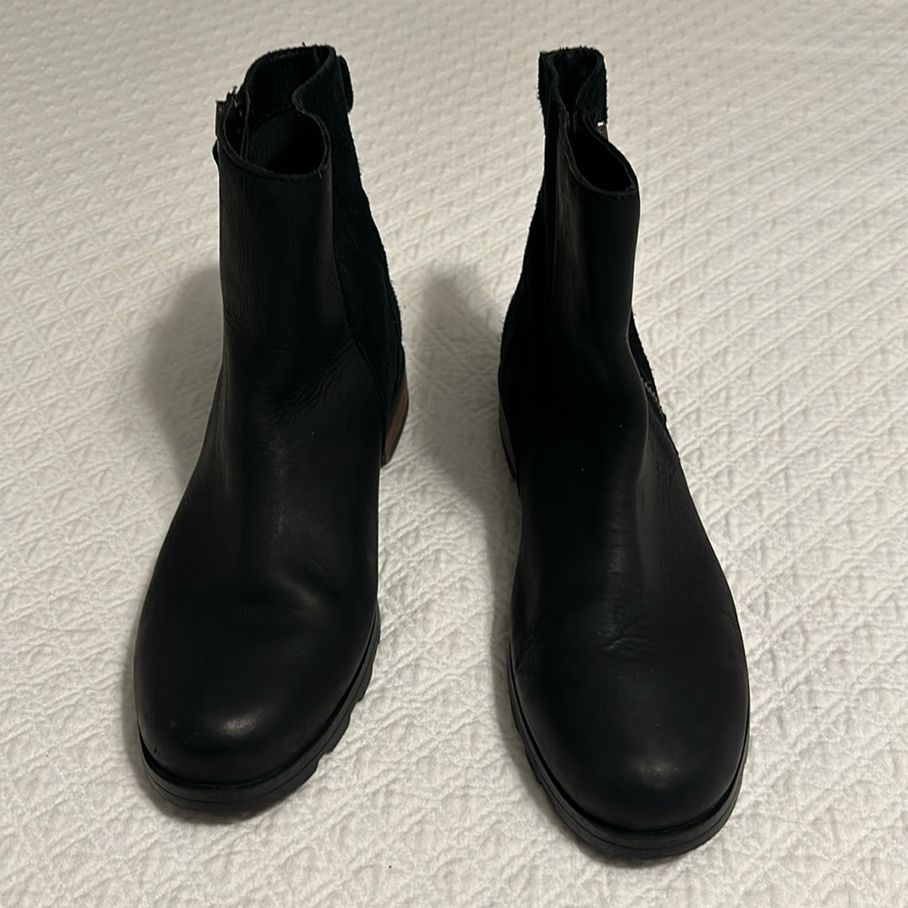 Sorel Women’s Black leather and suede waterproof boots, size 10 like new